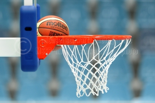 Basketball klemmt am Ring (© MSSP)