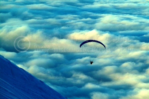 Paraglider ueber dem Hochnebel (© schwartz photographie)