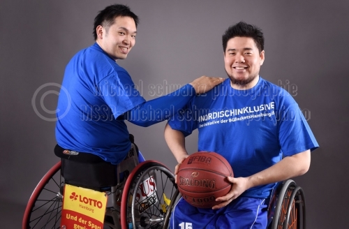 Rollstuhlbasketballspieler Reo Fujimoto und Horoaki Kozai am 04.03.2015 (© Michael Schwartz)
