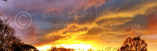 Sonnenschein hinter Gewitterwolken am 05. Mai 2015 (© schwartz photographie)