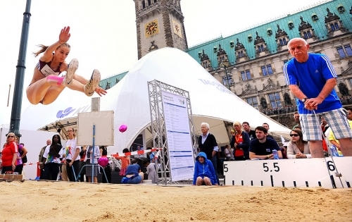 Weitsprung Challenge beim Tag ohne Grenzen in Hamburg am 06. Juni 2015 (© MSSP - Michael Schwartz)