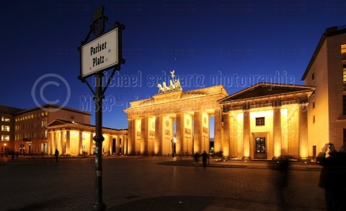 Panoramaansicht vom Pariser Platz in Berlin zur blauen Stunde (© schwartz photographie)