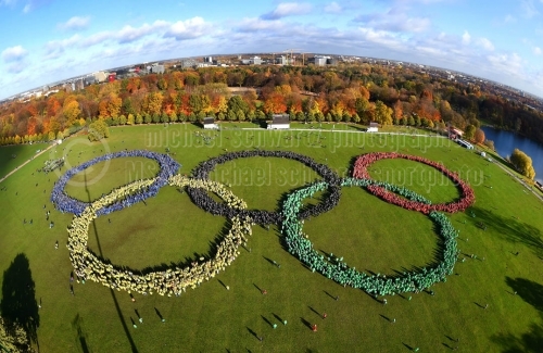 6211 Menschen bilden Olympiaringe im Hamburger Stadpark am 08. November 2015 (© MSSP - Pool Witters)