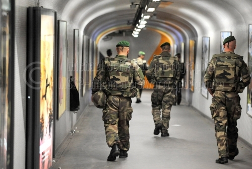 Soldaten patroullieren in der Metro von Paris am 15. Juni 2016 (© MSSP - Michael Schwartz)