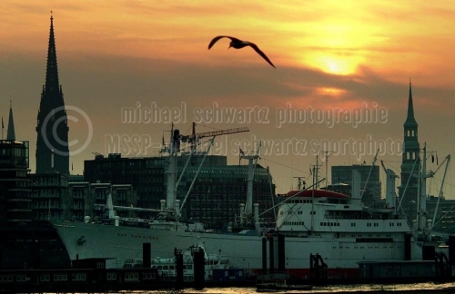 Sonnenaufgang im Hafen  (© schwartz photographie)