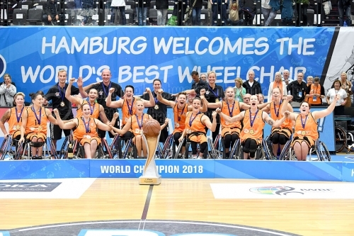 Medaillen-Zeremonie Damen bei der Rollstuhlbasketball-WM 2018 in Hamburg am 25.8.2018 (© MSSP - Michael Schwartz)