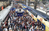 Menschenmassen am Hauptbahnhof am 19. August 2022 (© schwartz photographie)